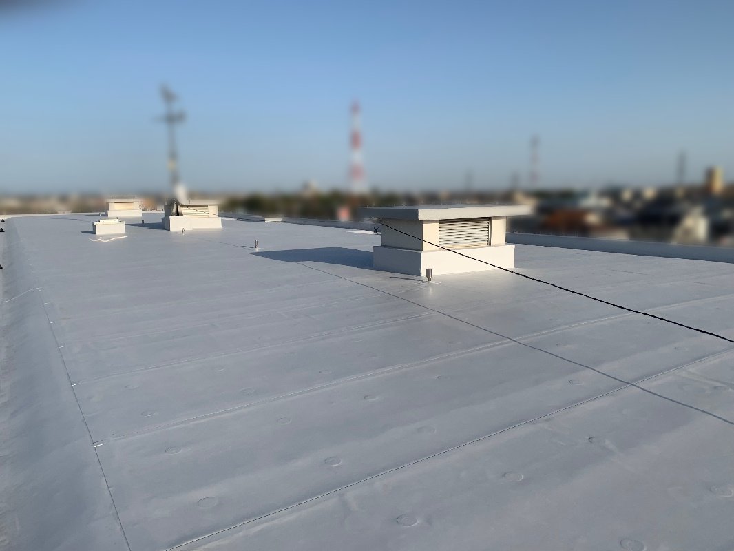 塩ビシート防水絶縁機械固定工法による屋上改修工事