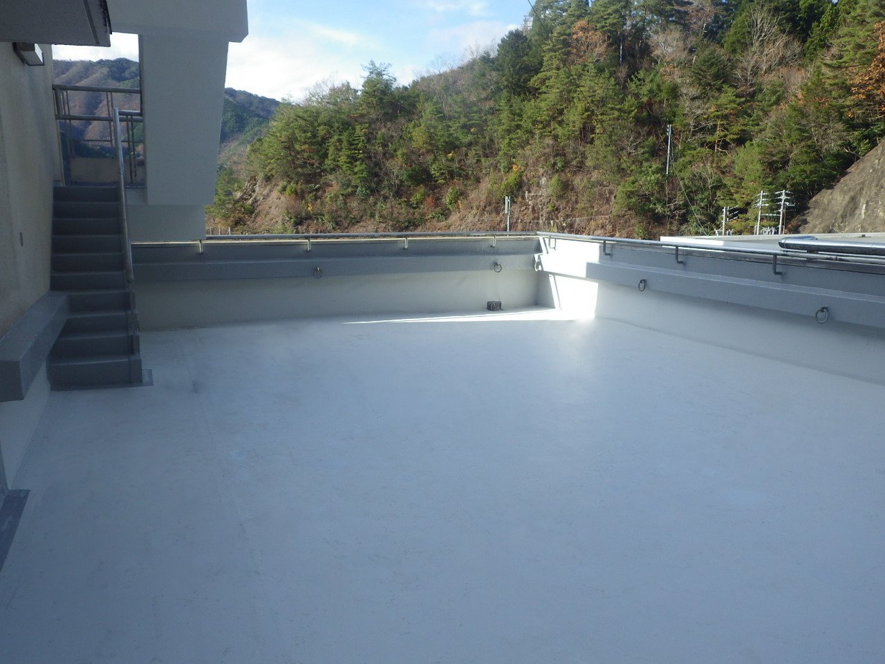 塩ビシート防水絶縁機械固定工法による屋上改修工事