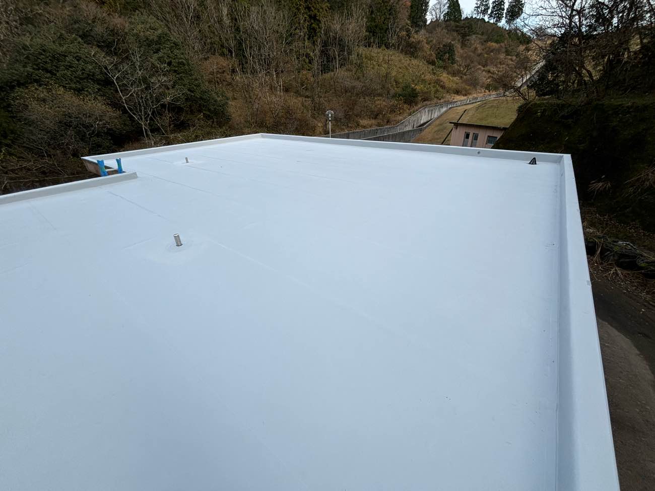 塩ビシート防水絶縁機械固定工法による屋根改修工事